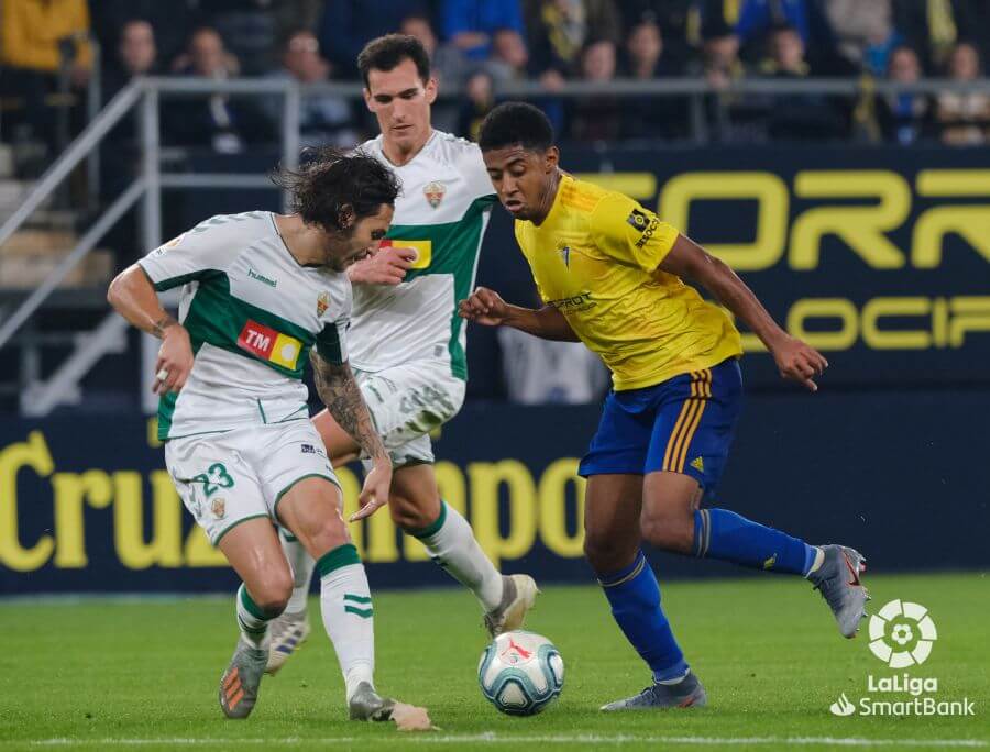 El jugador del Elche, Juan Cruz, pelea un balón durante un partido ante el Cádiz / LFP